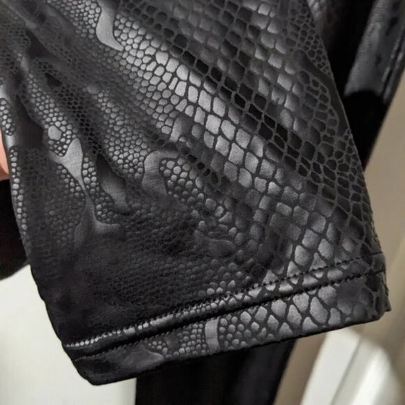 Plush Fleece | Fleece-Lined Liquid Legging in black python print - Picture 7 of 9
